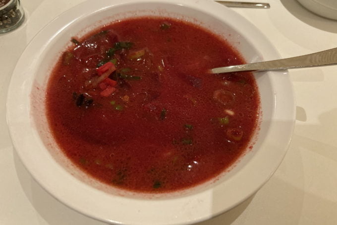 Ein Teller mit Rote-Beete-Suppe